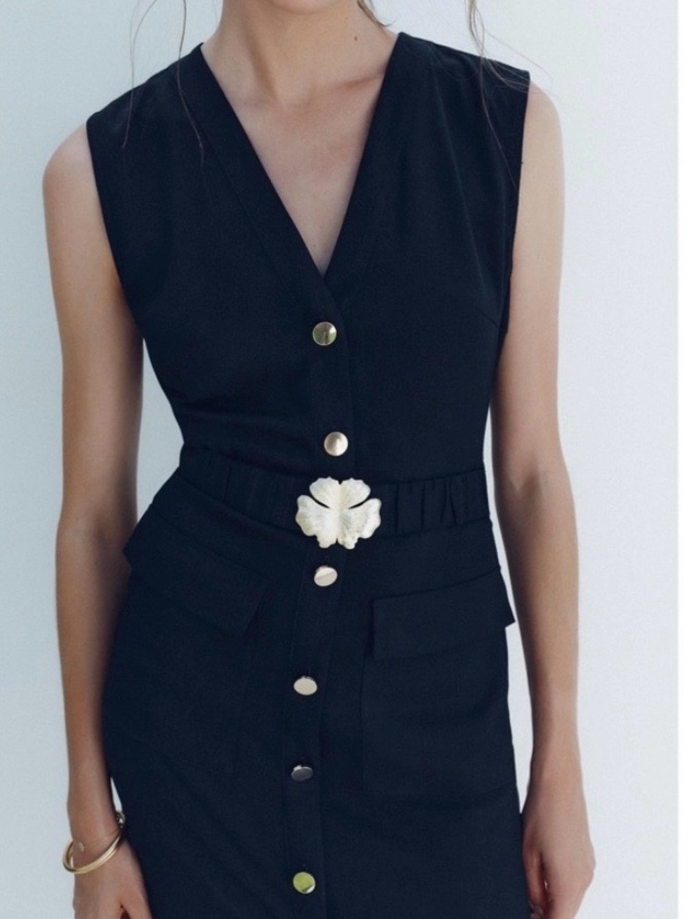 Zara Chic Navy Sleeveless Button-Front Linen Dress with Gold Flower Accent